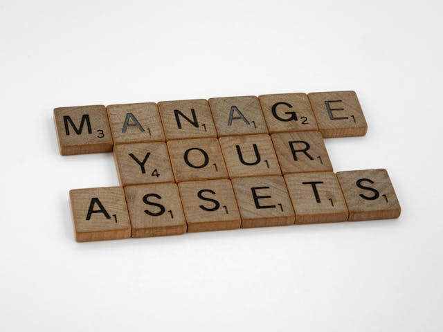 William S. Van Ess, CFP®, CLU, ChFC, AEP reviewing an asset protection plan with clients